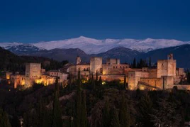 Vista de la Alhambra y Sierra Nevada desde la torre de la iglesia de San Miguel Bajo.