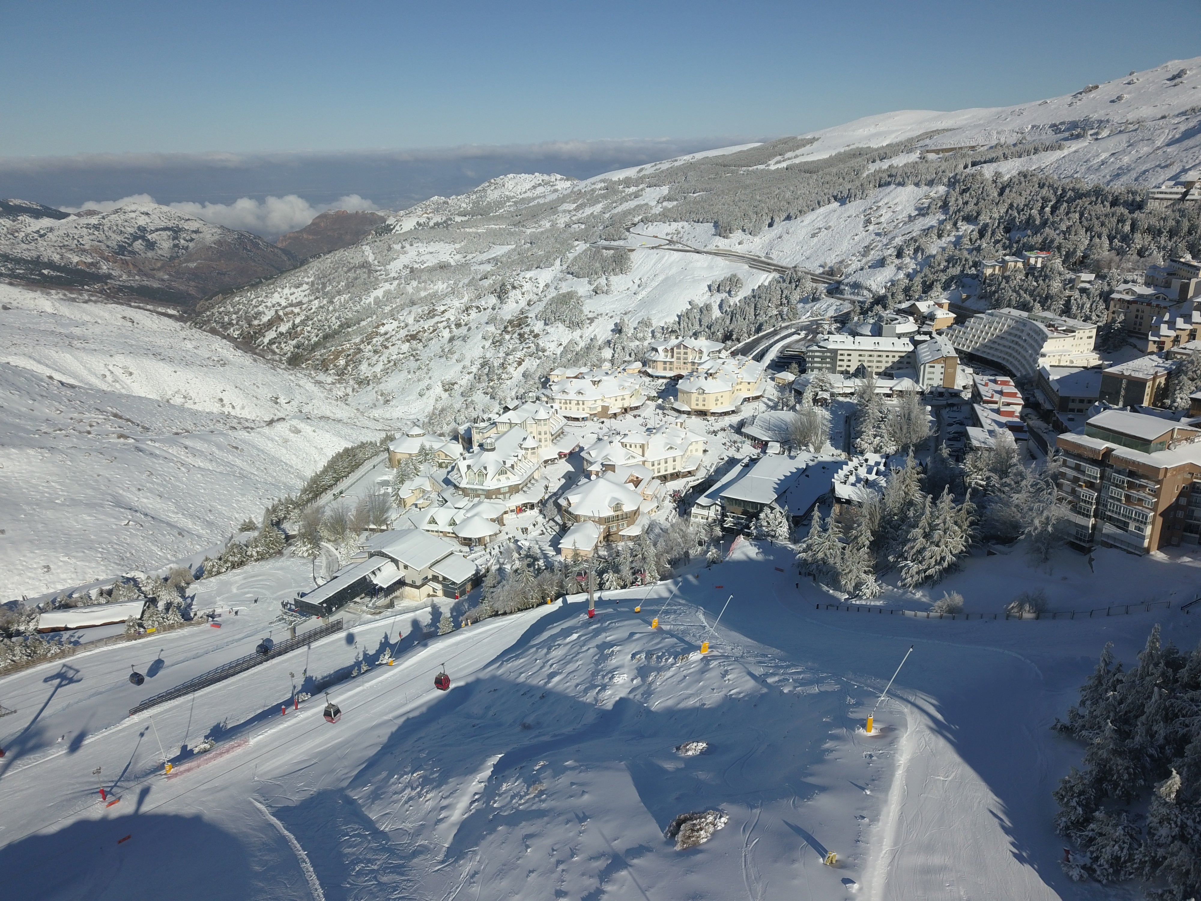 Imagen principal - «Bienvenidos a esta maravilla»: espectaculares imágenes de la Sierra tras la mayor nevada en años