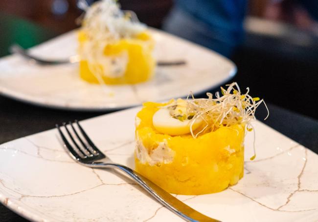 Causa Limeña con ají, relleno de bonito y huevo de codorniz