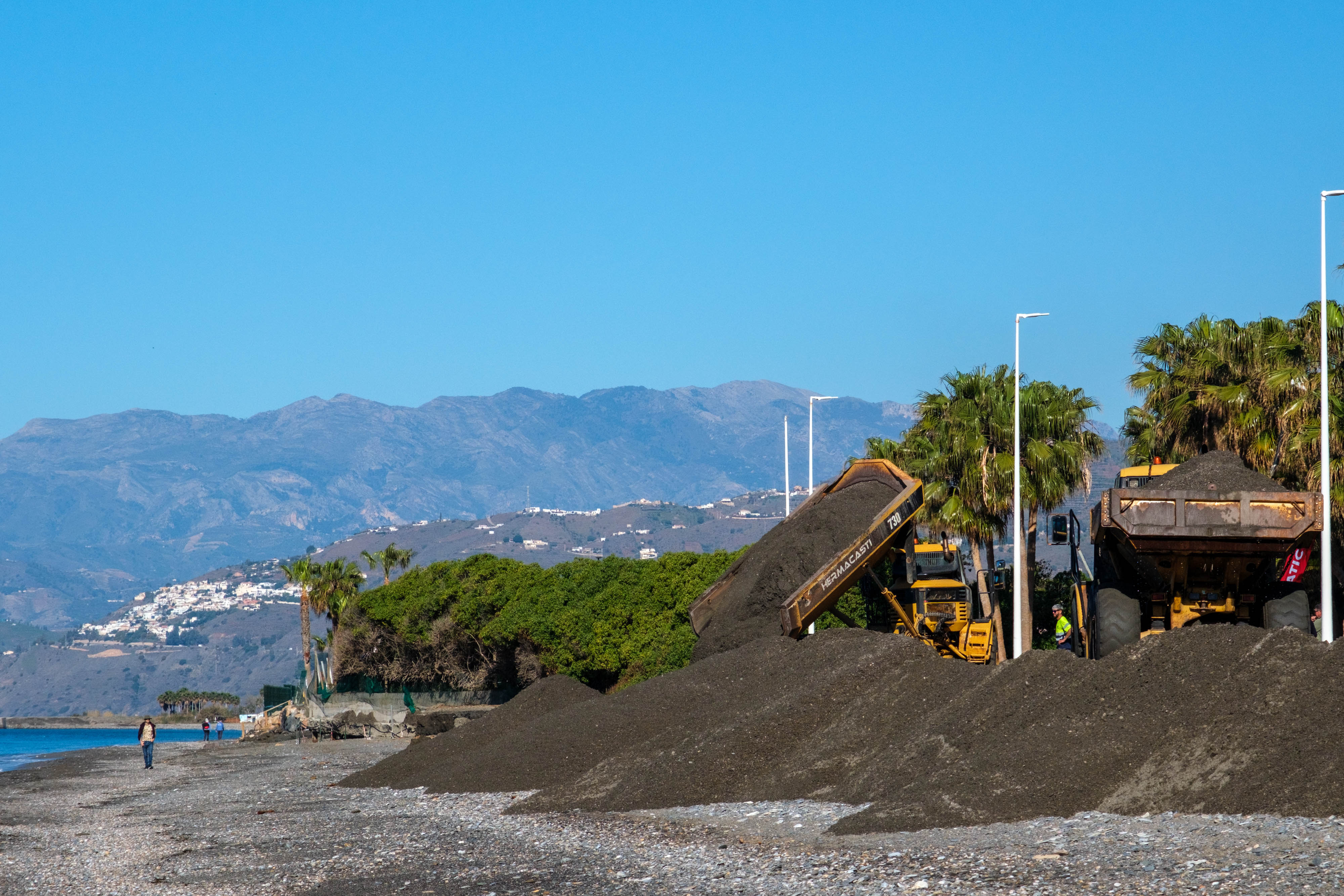 La puesta a punto de las playas de Granada de cara a Semana Santa, en imágenes