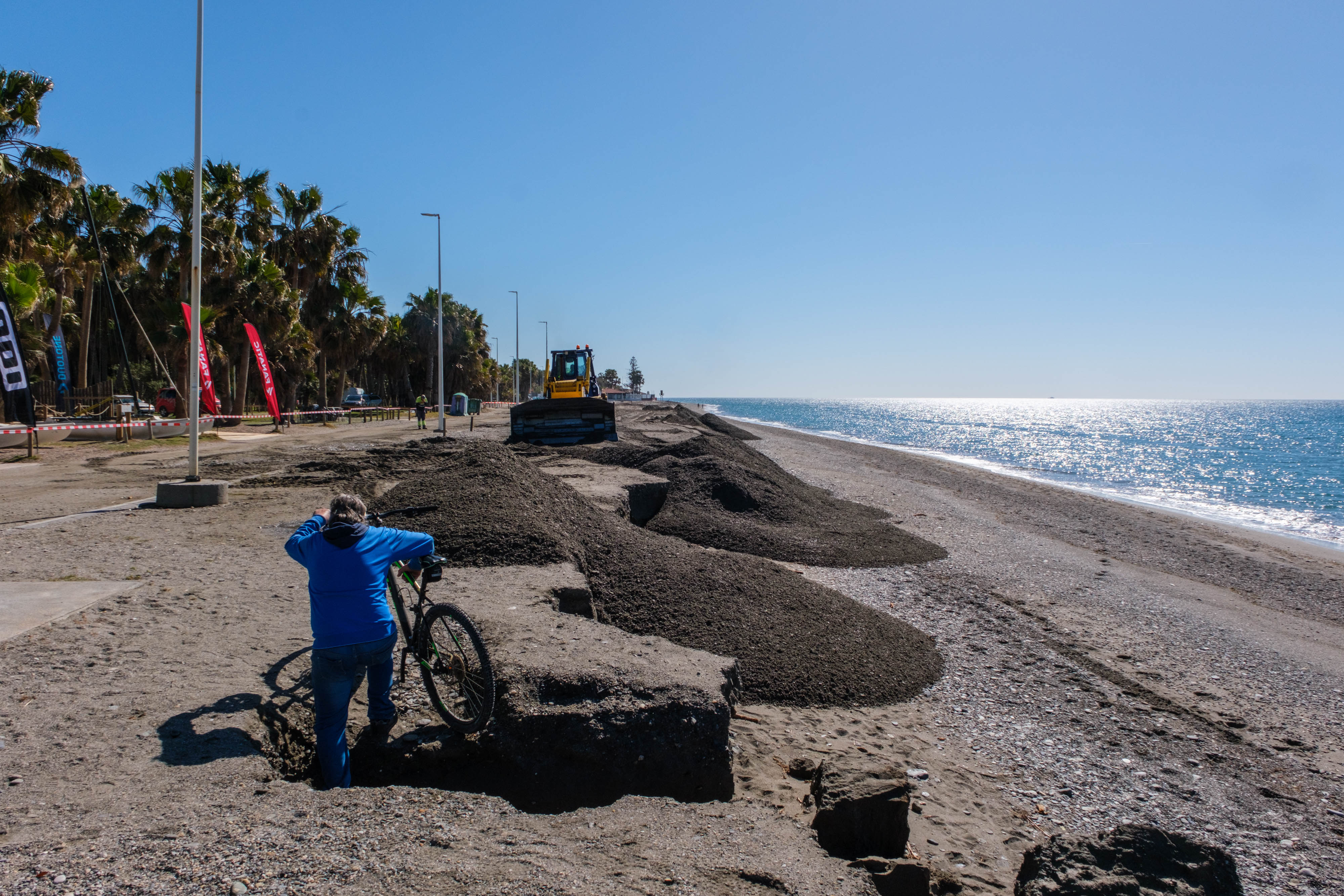 La puesta a punto de las playas de Granada de cara a Semana Santa, en imágenes