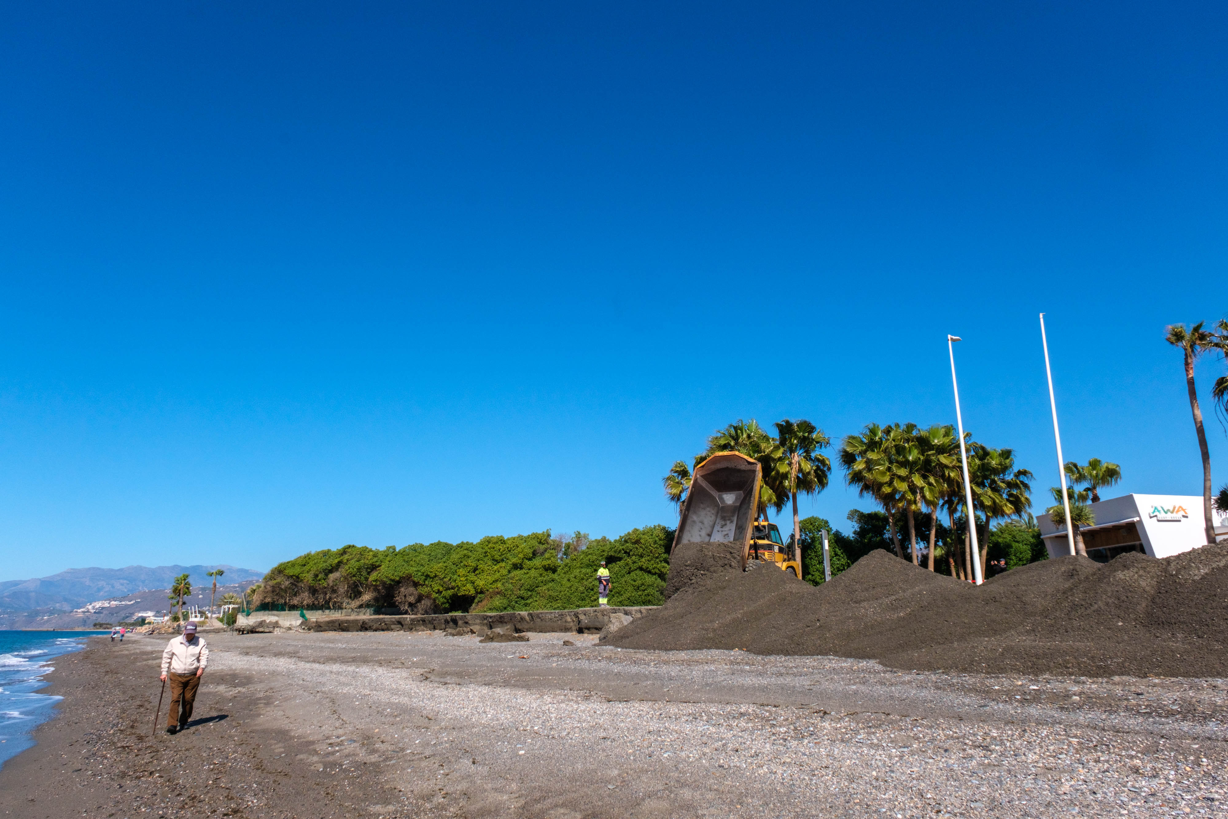 La puesta a punto de las playas de Granada de cara a Semana Santa, en imágenes