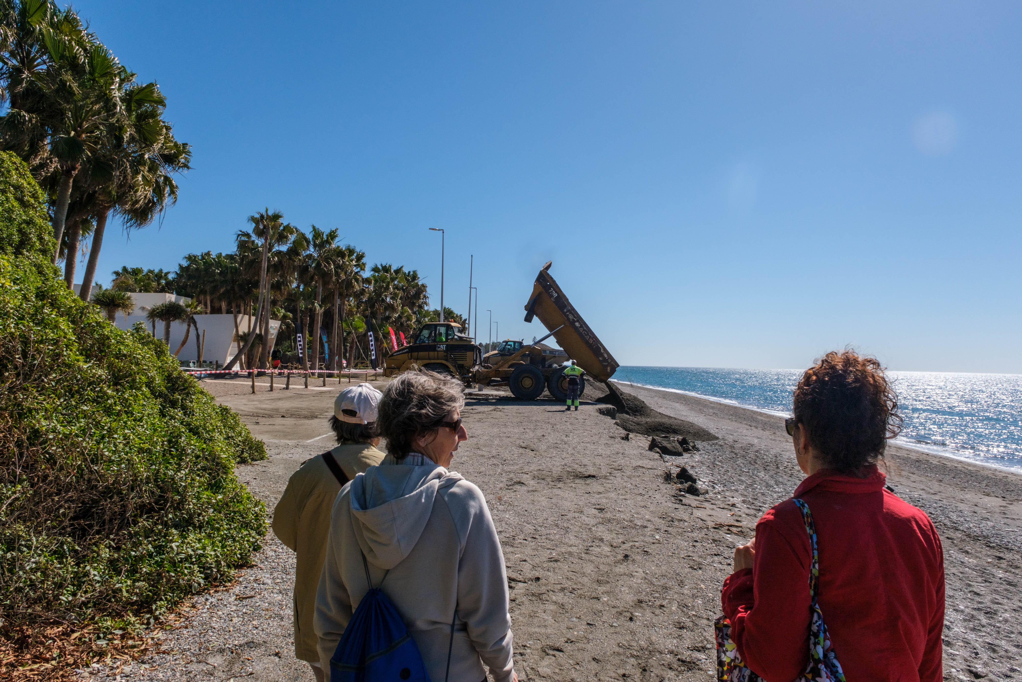 La puesta a punto de las playas de Granada de cara a Semana Santa, en imágenes