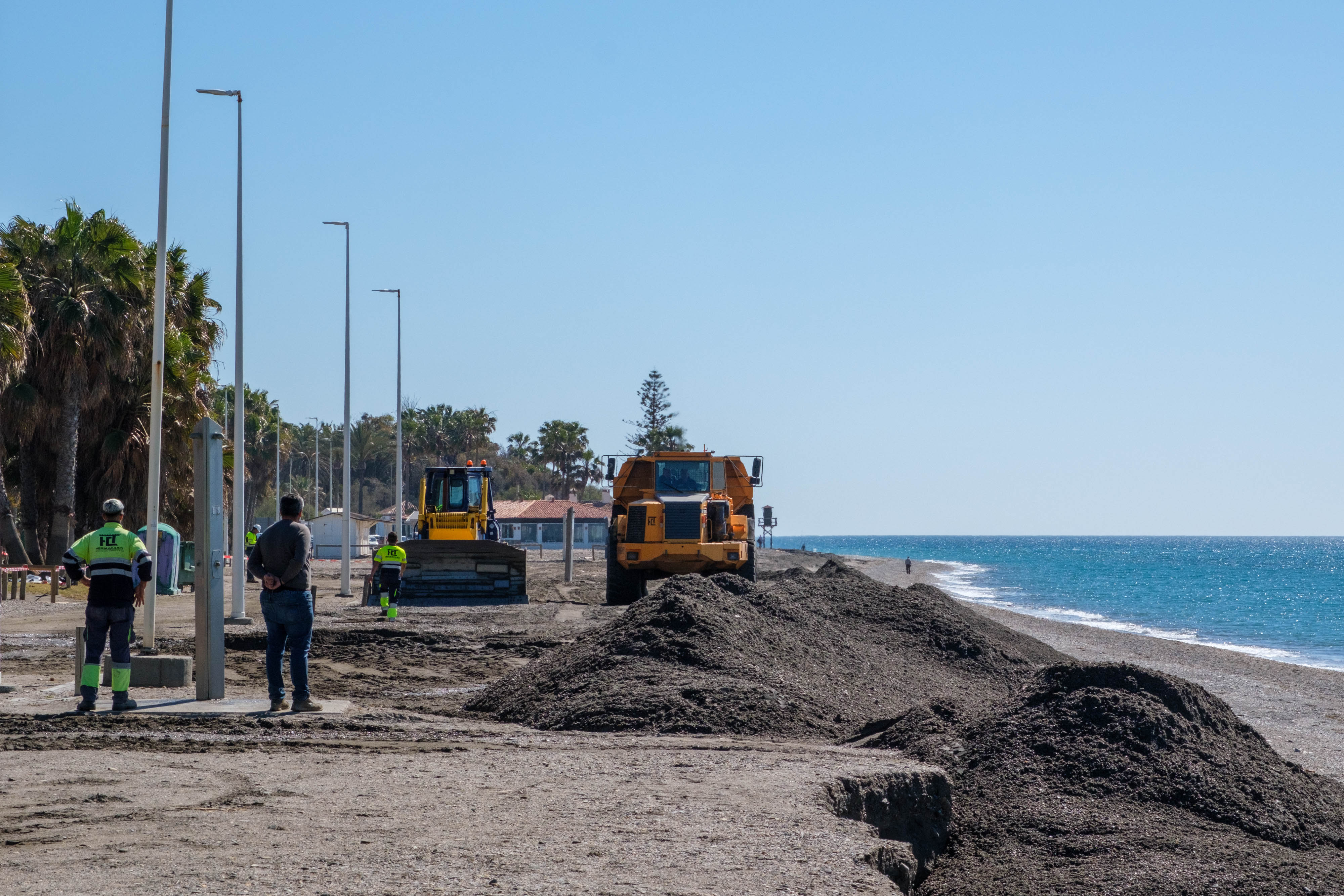 La puesta a punto de las playas de Granada de cara a Semana Santa, en imágenes