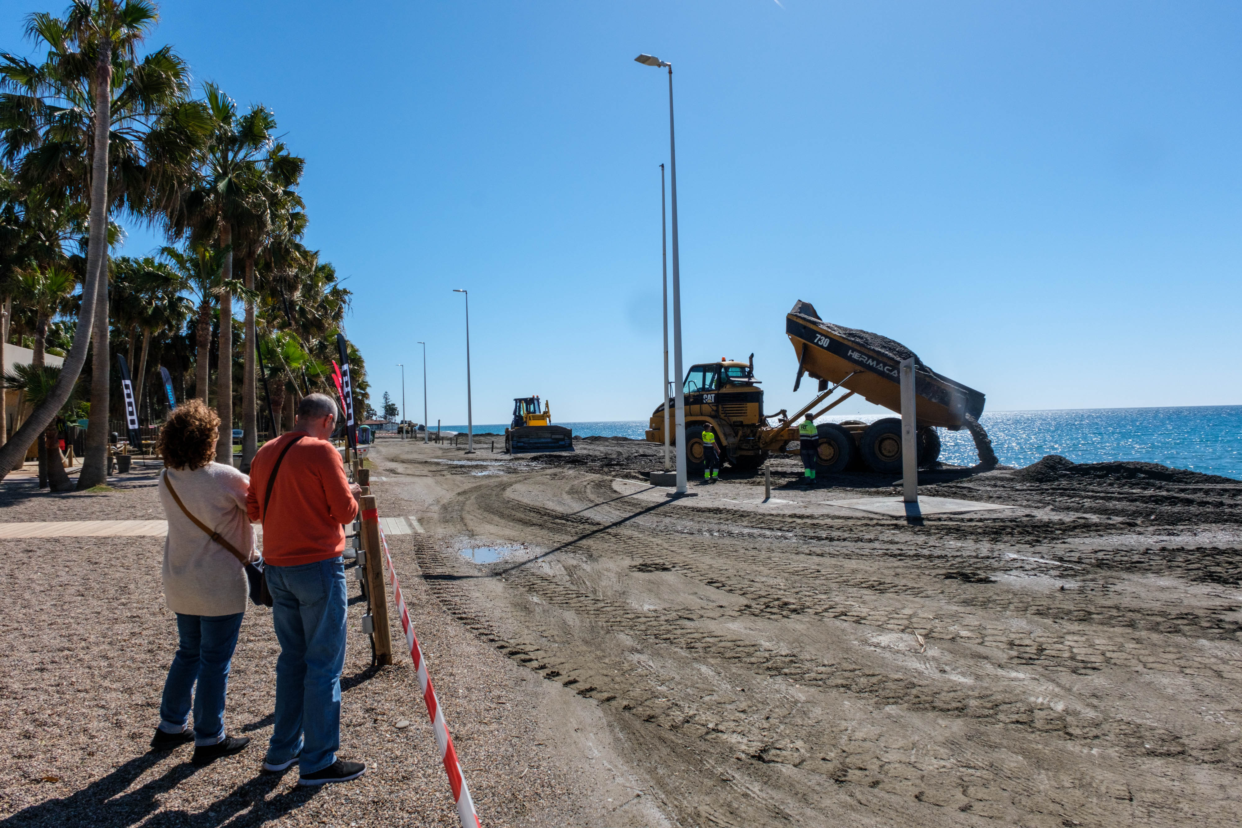 La puesta a punto de las playas de Granada de cara a Semana Santa, en imágenes