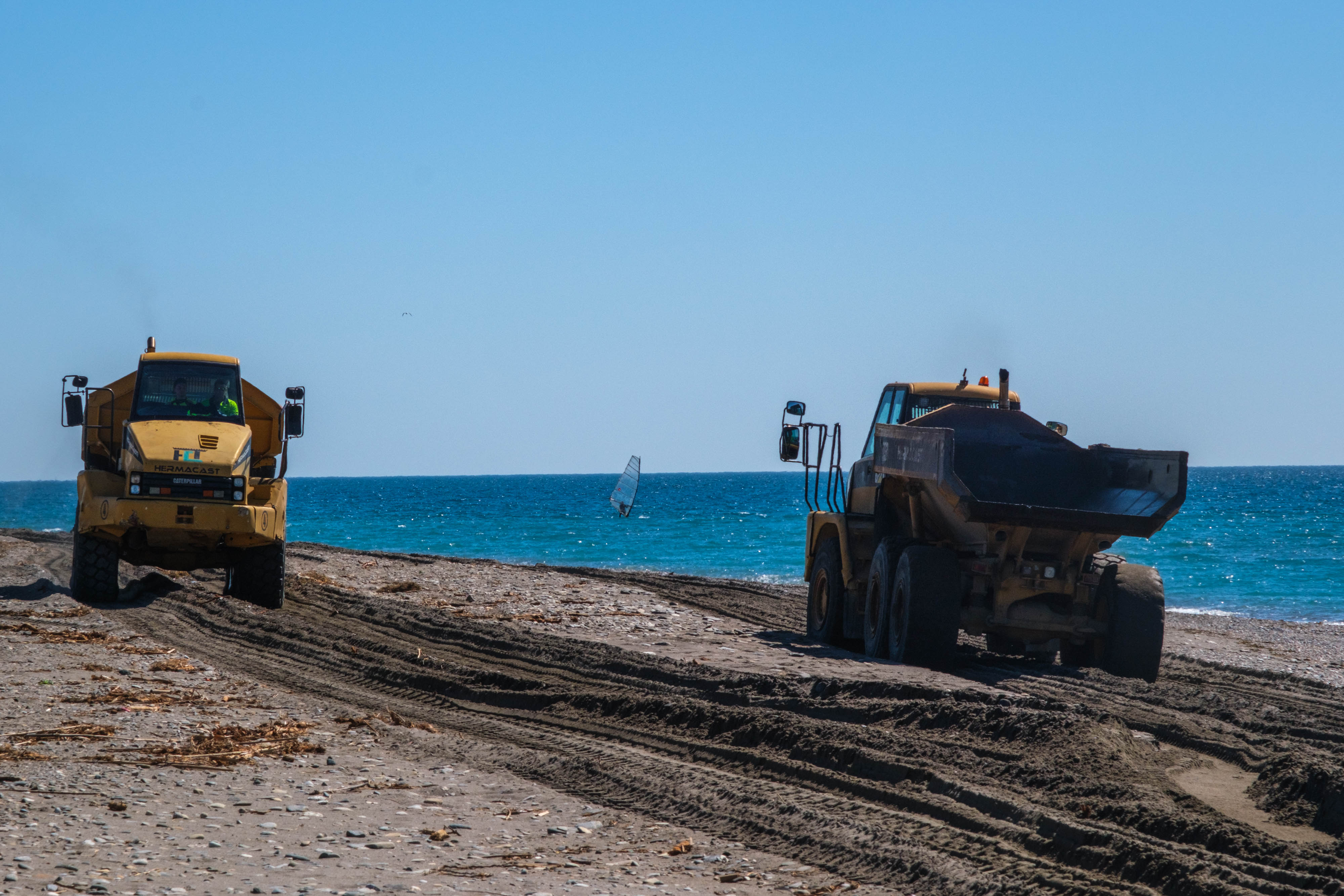 La puesta a punto de las playas de Granada de cara a Semana Santa, en imágenes