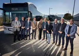 Autoridades presentan los dos nuevos autobuses híbridos.