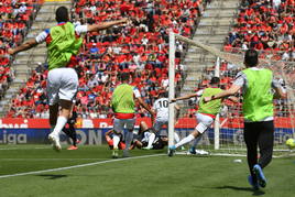 El Granada celebra uno de sus goles en Son Moix.