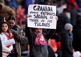 Un aficionado del Granada muestra una pancarta muy expresiva desde la grada en el partido del pasado sábado.