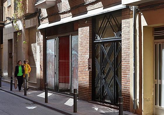 Local de la calle Almenara, en Murcia, donde tiene su sede social una empresa funeraria del presunto cabecilla de la red.