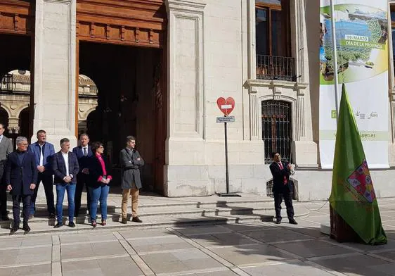 Paco Reyes en el izado de la bandera provincial junto a otros miembros del pleno de la Diputación.