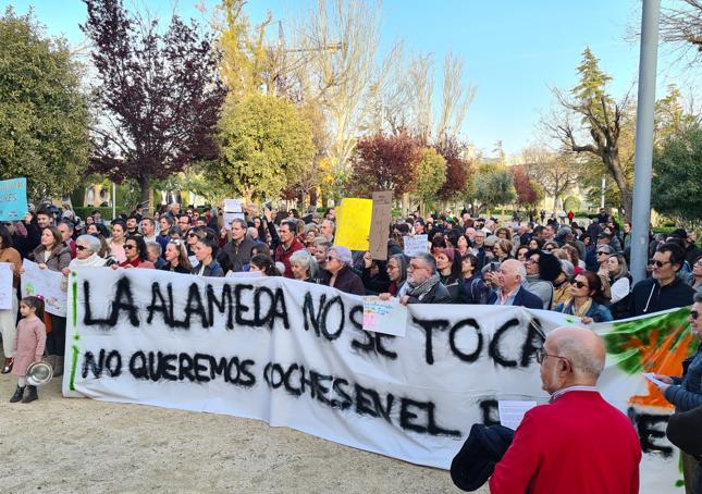 Escuchando la lectura del manifiesto.