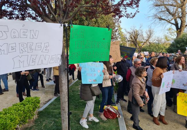 '¿Jaén merece menos?', en un cartel.