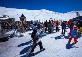 Ambiente en la estación de esquí de Sierra Nevada este martes