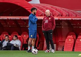 Pepe Mel dialoga con Luis Suárez en su primer entreno con la UD Almería.