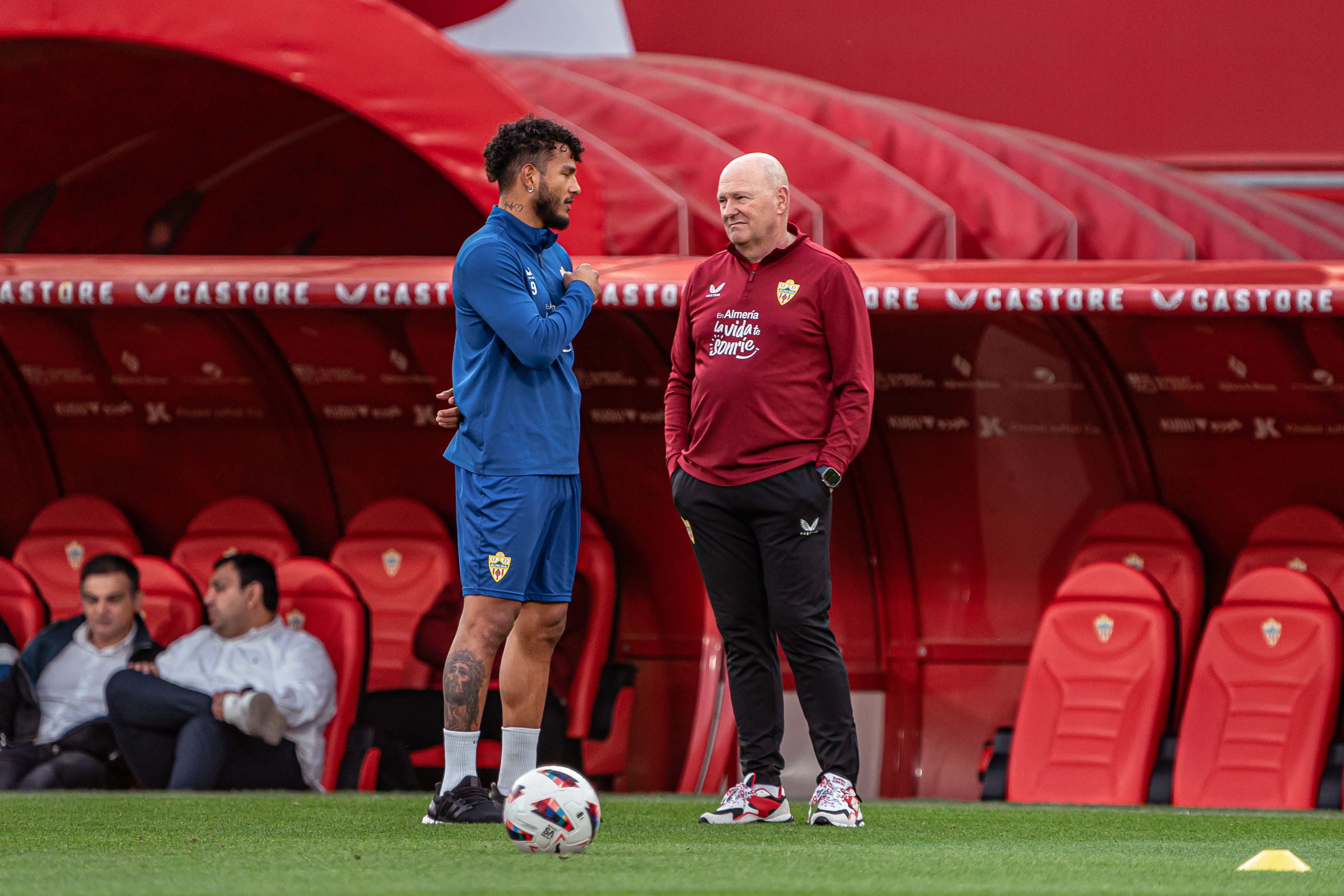 Pepe Mel dialoga con Luis Suárez en su primer entreno con la UD Almería.