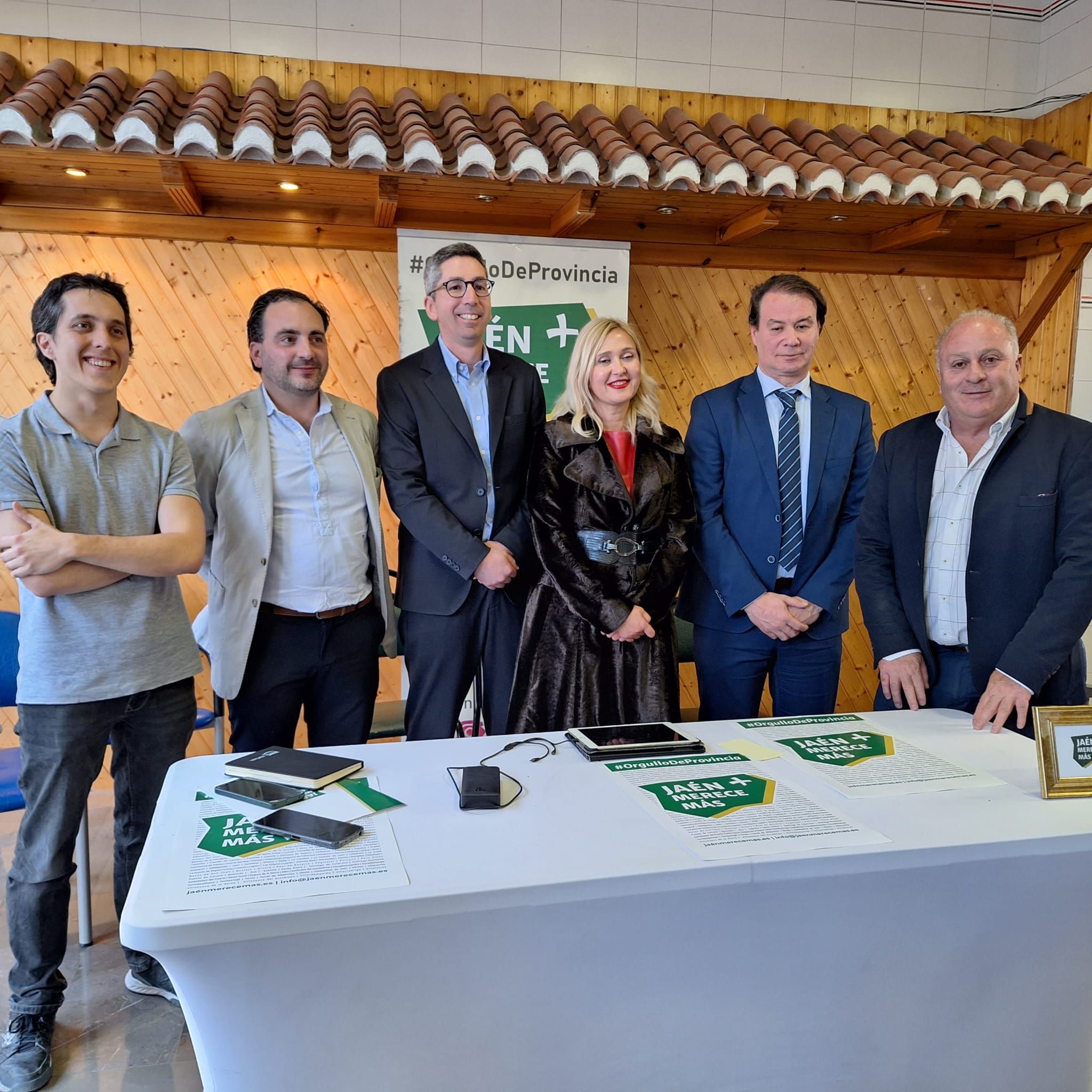 Representantes de Jaén Merece Más durante la rueda de prensa.