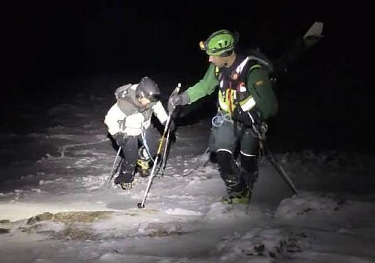 Rescate de la esquiadora atrapada en el barranco de San Juan.
