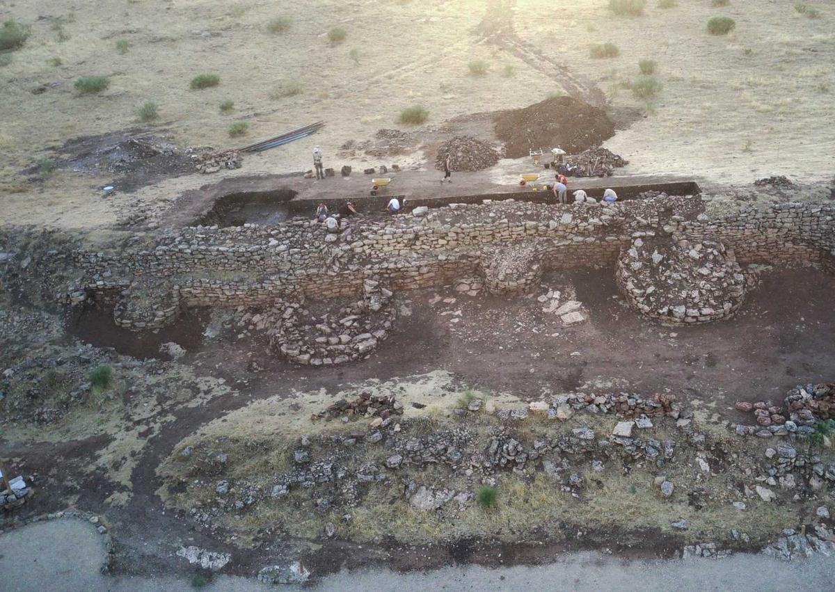 Imagen secundaria 1 - El poblado prehistórico de Granada cuyas murallas se ven desde el cielo