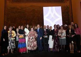 Premios Meridiana 2024 tras las entrega de galardones, con el presidente de la Junta y consejeras.