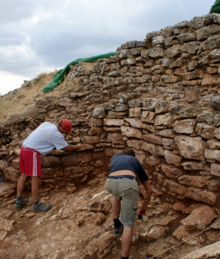 Imagen secundaria 2 - El poblado prehistórico de Granada cuyas murallas se ven desde el cielo