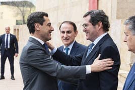 Juanma Moreno saluda al presidente de la CEOE, Antonio Garamendi, en presencia de Javier González de Lara.