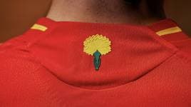 El clavel rojo de la nueva equipación de la Selección española.
