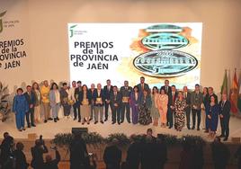 Premiados en la foto de familia al finalizar el acto.