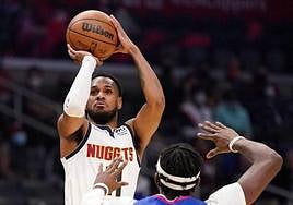 Will Barton lanza a canasta con los Denver Nuggets.