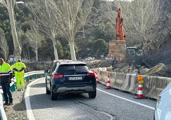 Paso intermitente de los vehículos por el corte en el kilómetro 21,9 de la A-395.