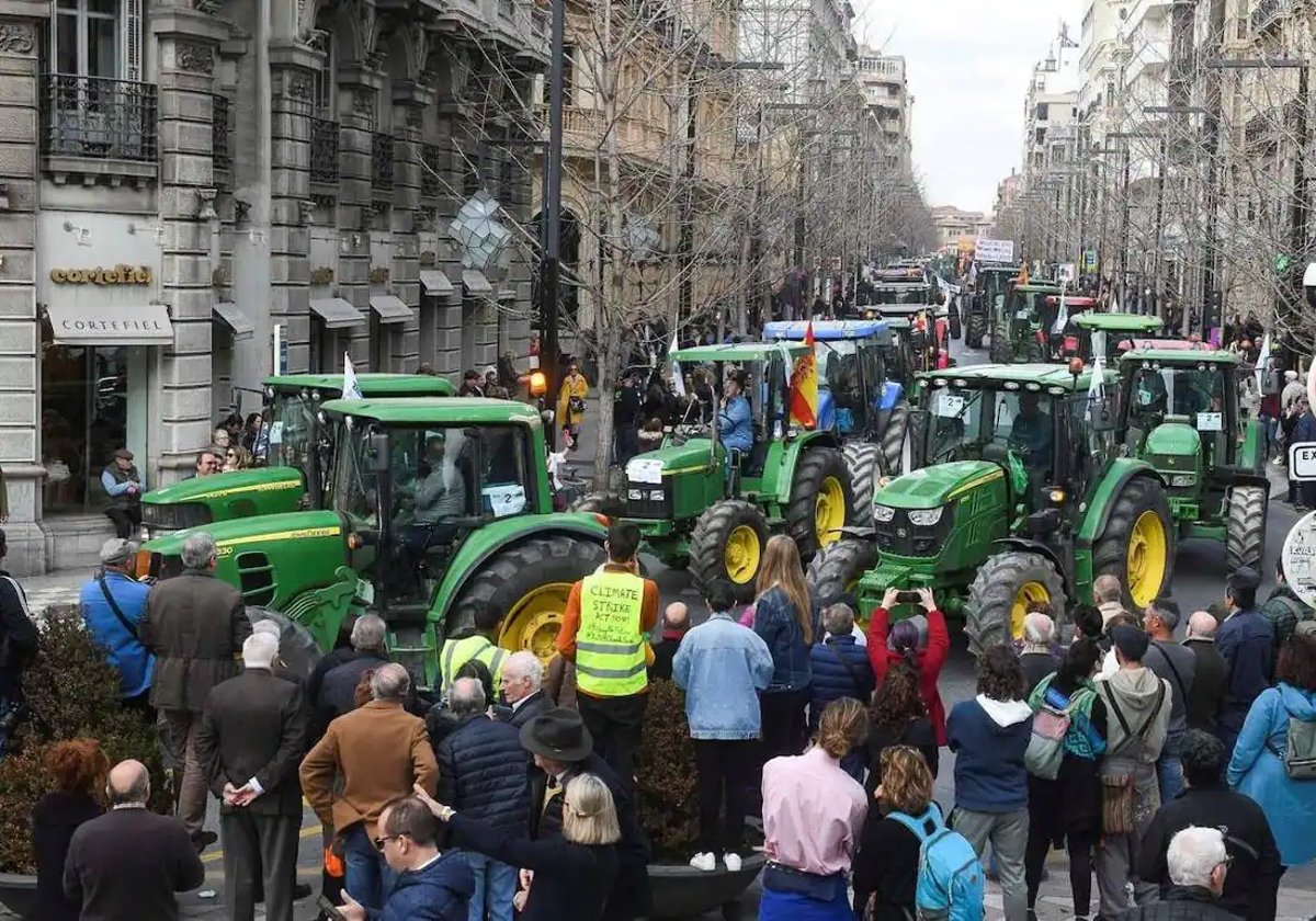 Tractores en la Gran Vía de Granada.