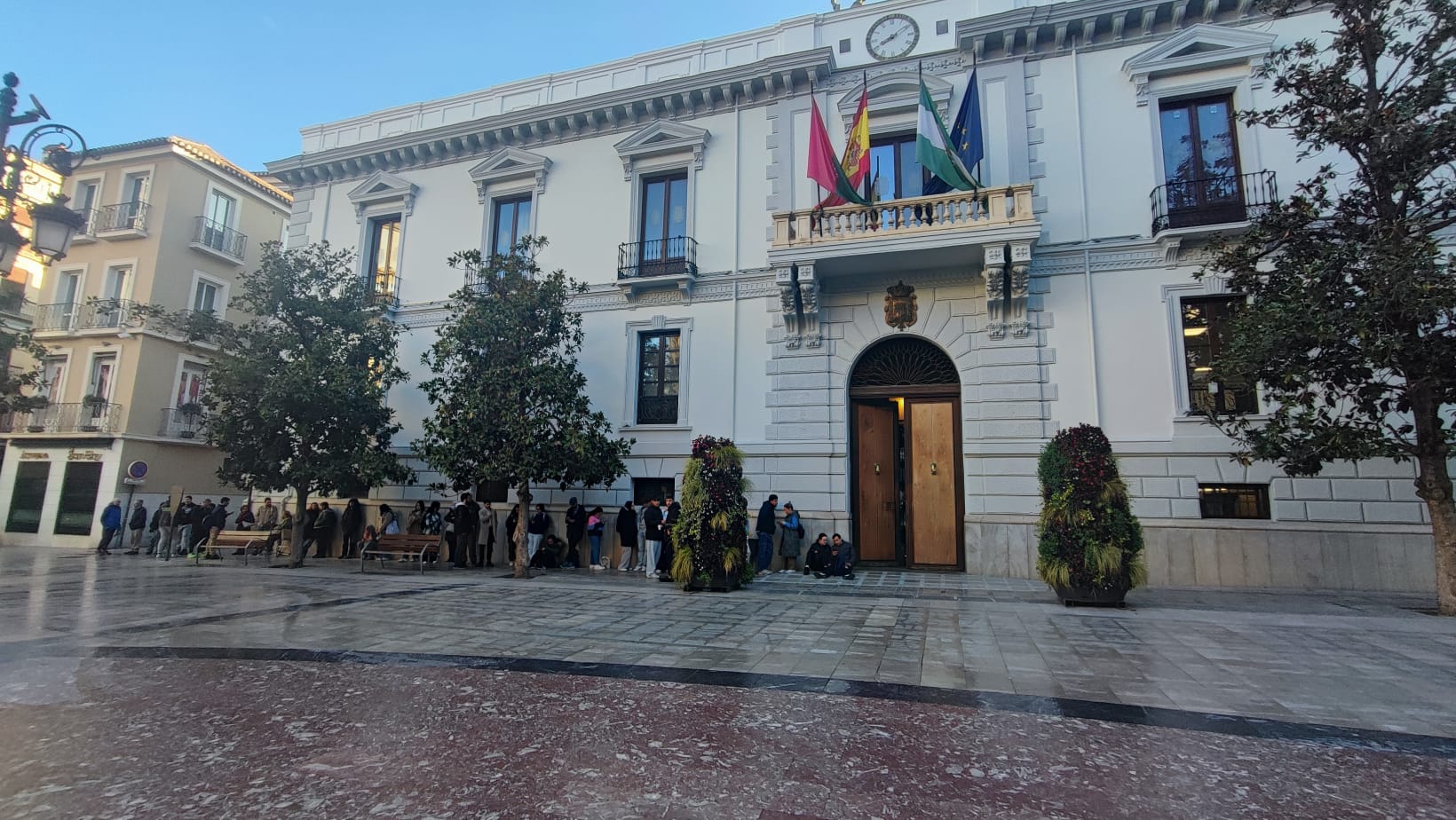 Colas en la puerta del Ayuntamiento de Granada este viernes.