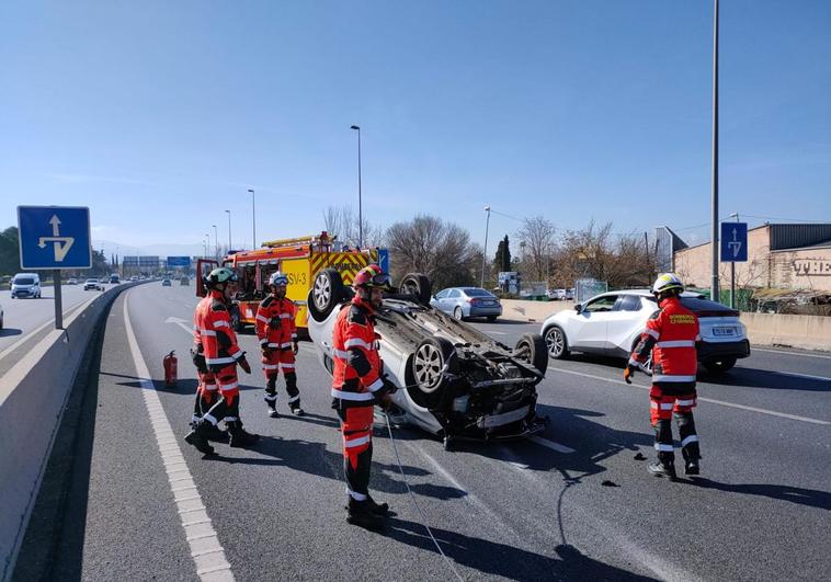 Coche volcado en la Circunvalación de Granada.