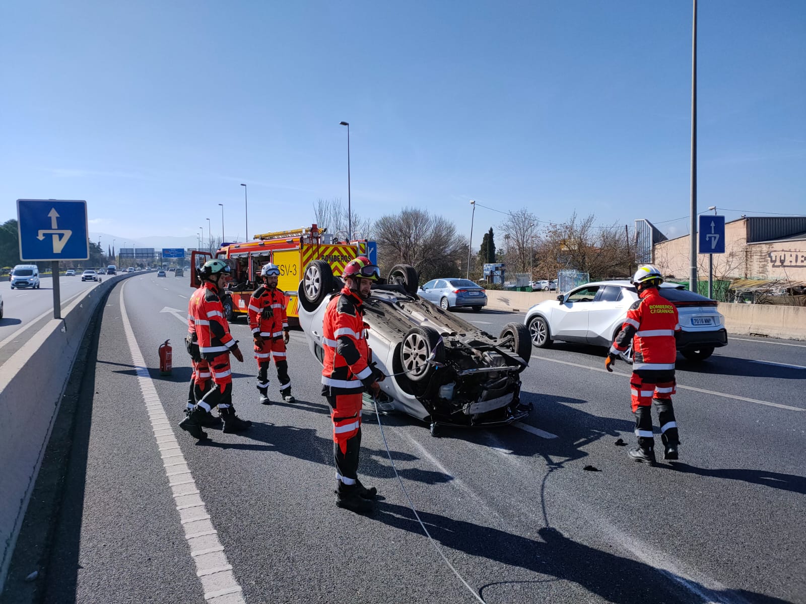 Un herido tras volcar su coche en la Circunvalación de Granada