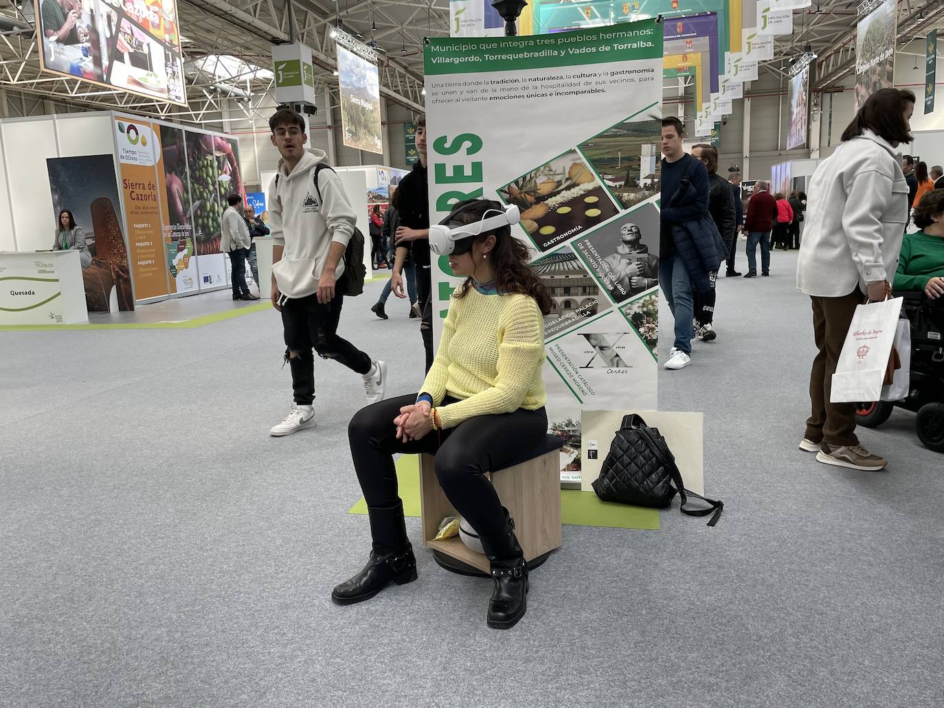 Una joven 'pasea' por Villatorres con unas gafas de realidad virtual.