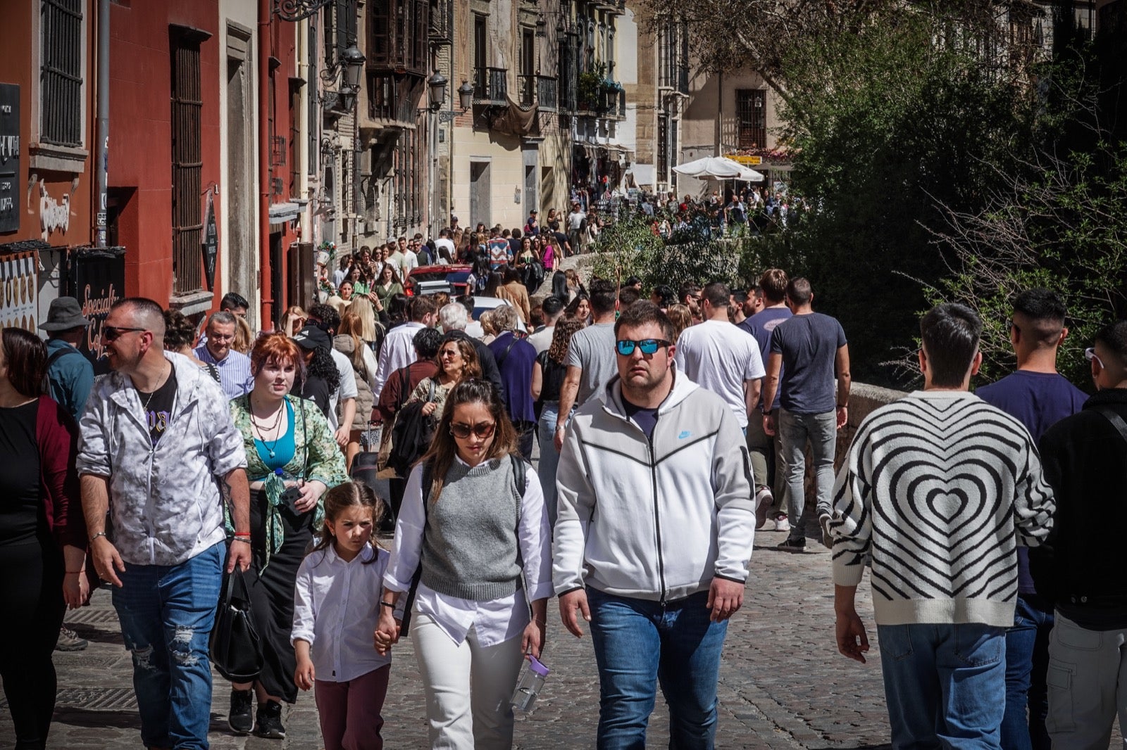 Las imágenes de Granada a reventar: calles y bares repletos