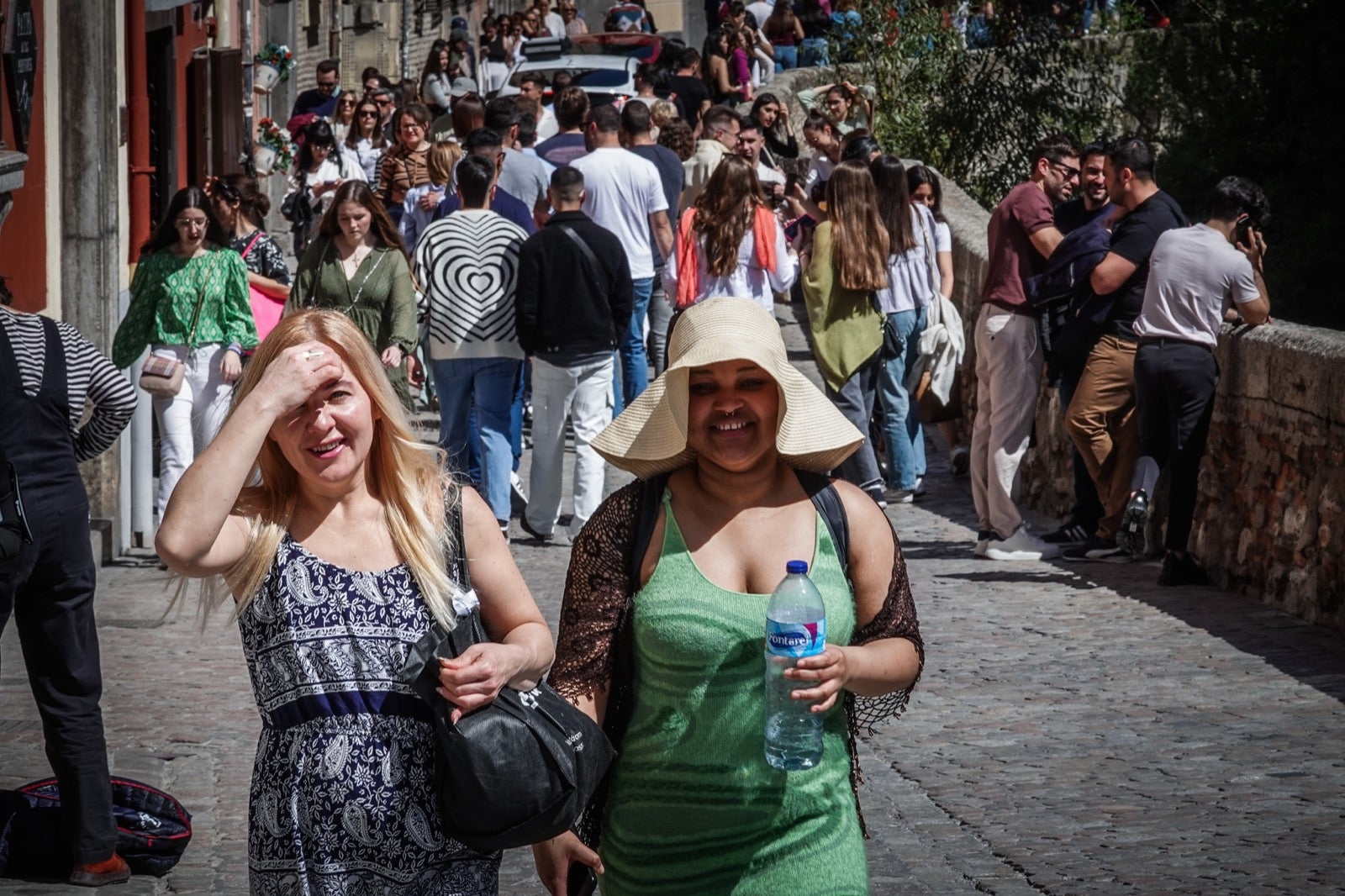 Las imágenes de Granada a reventar: calles y bares repletos