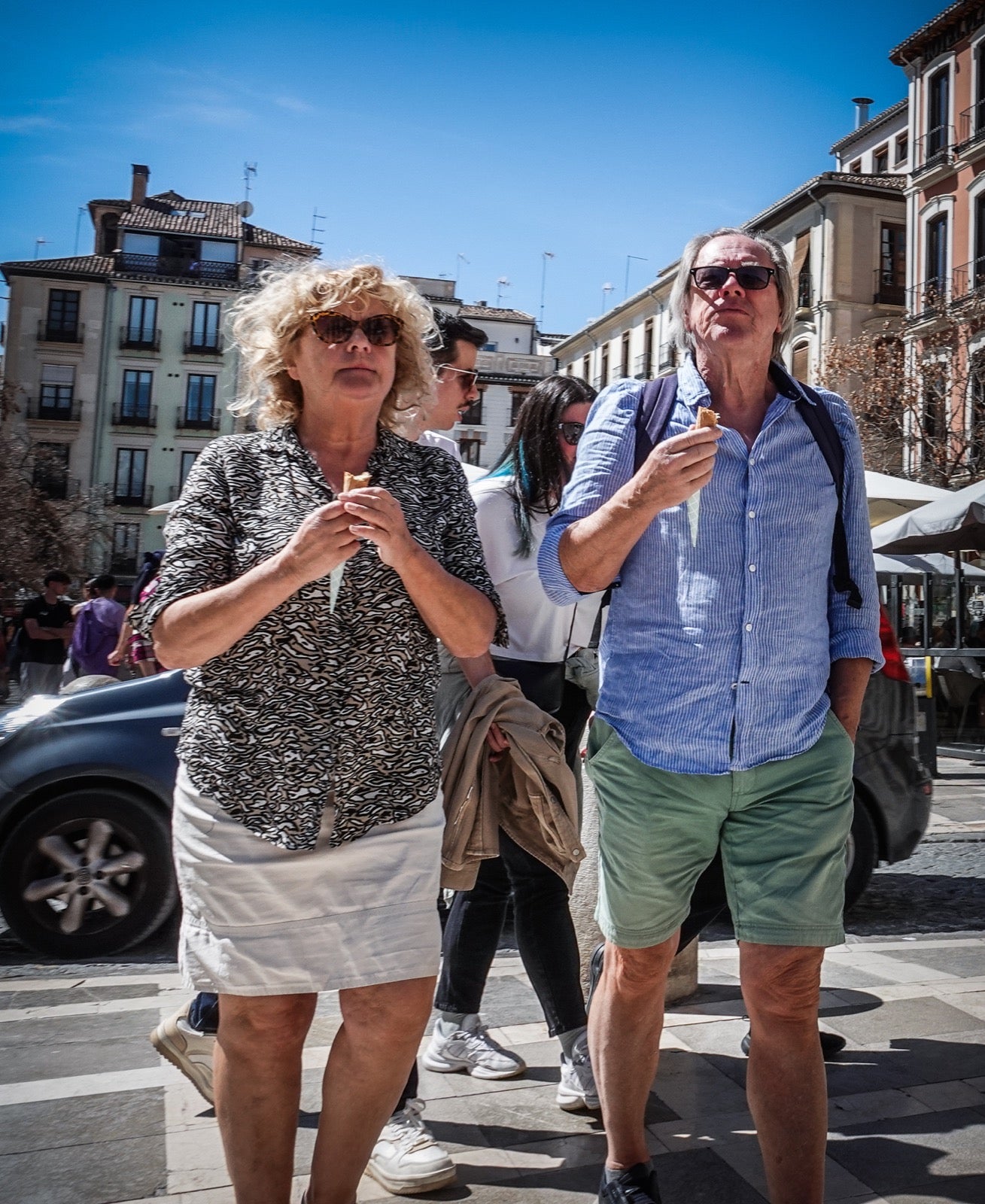 Las imágenes de Granada a reventar: calles y bares repletos