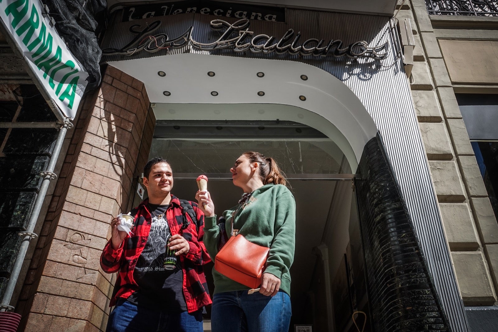 Las imágenes de Granada a reventar: calles y bares repletos