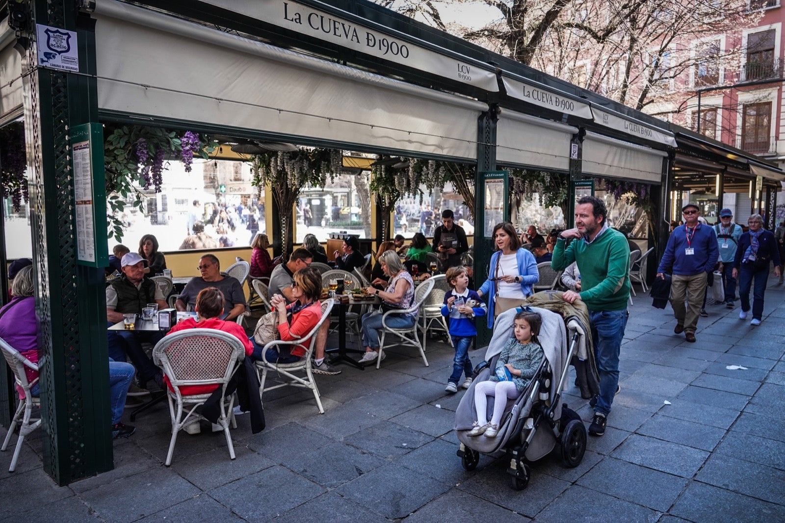 Las imágenes de Granada a reventar: calles y bares repletos