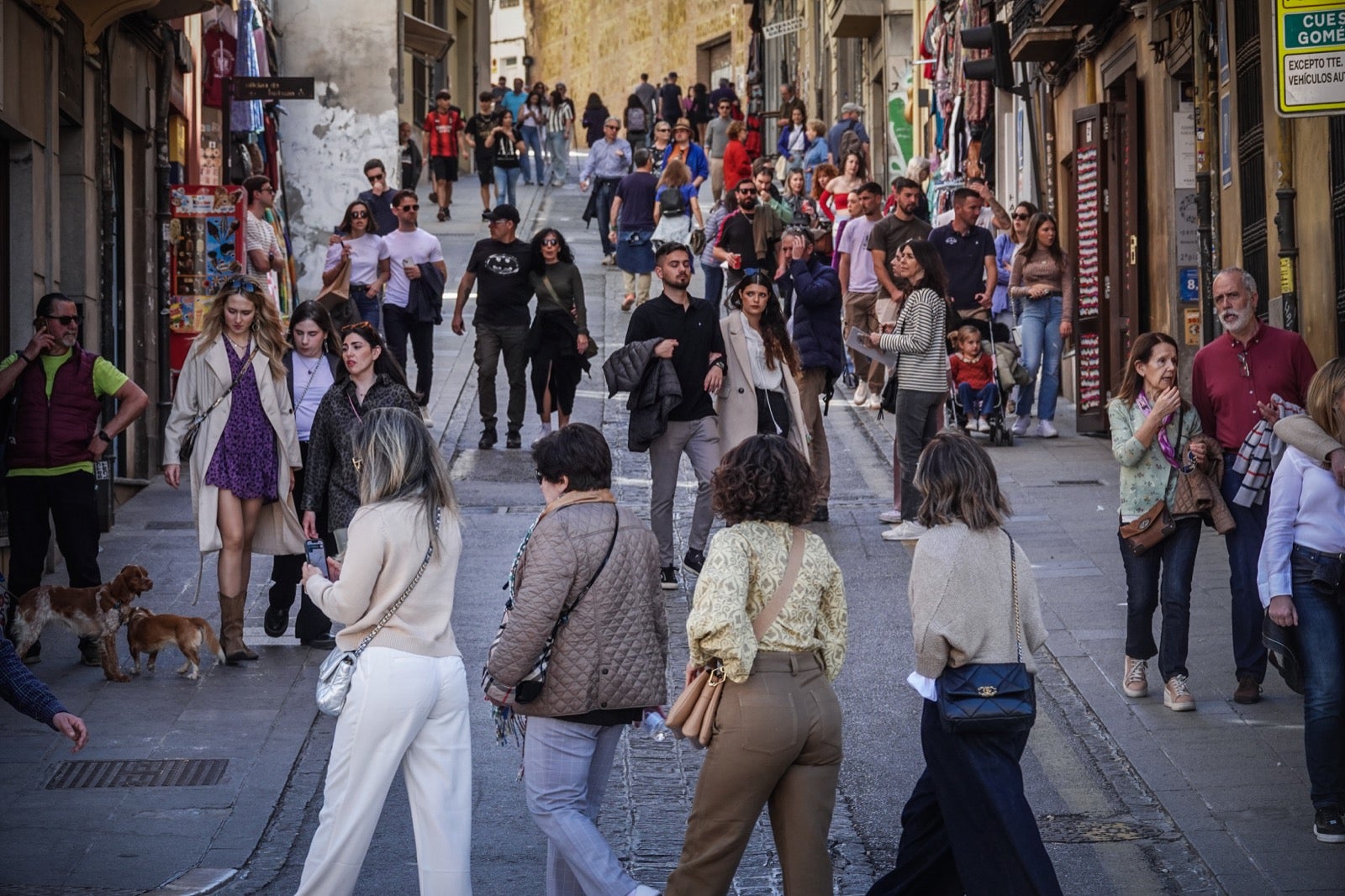 Las imágenes de Granada a reventar: calles y bares repletos