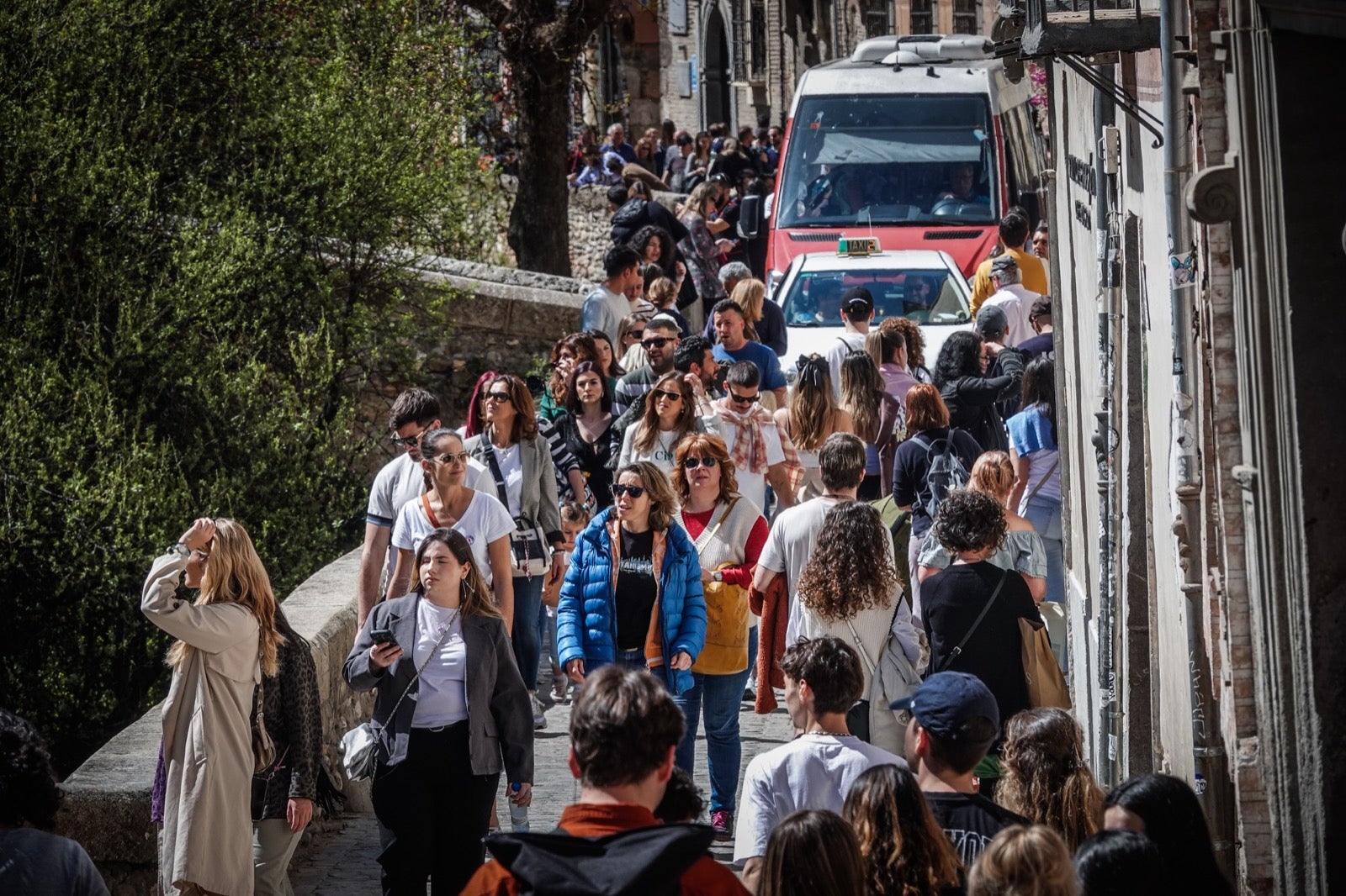 Las imágenes de Granada a reventar: calles y bares repletos