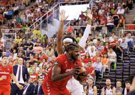 Cristiano Felicio, obstaculizado por Moneke en el partido de la primera vuelta disputado en el Palacio de los Deportes.