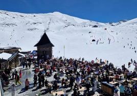 Magnífico ambiente en Borreguiles este sábado de récord de kilómetros esquiables.