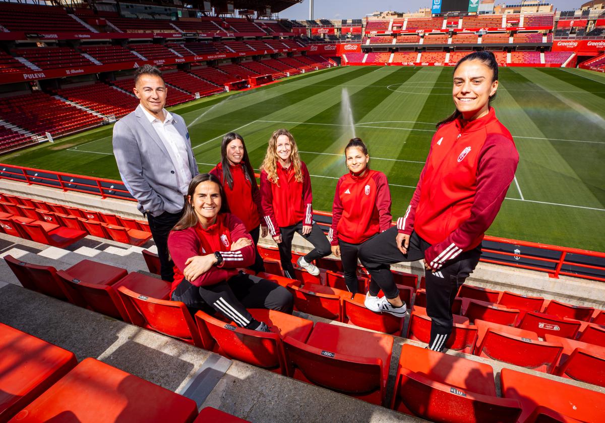 Andrea Romero, Cristina Postigo, Lauri Requena, Laura Pérez y Marta Carrasco, las cinco capitanas del Granada, posan en Los Cármenes junto al responsable deportivo Roberto Valverde.