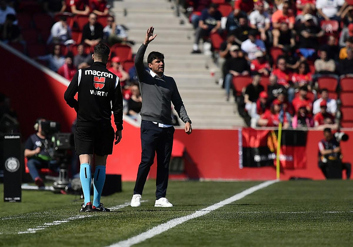 Alexander Medina levanta la mano durante el partido en Son Moix.