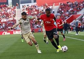 Bruno Méndez defiende a Cyle Larin por banda.