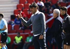 Alexander Medina hace un gesto durante el partido.