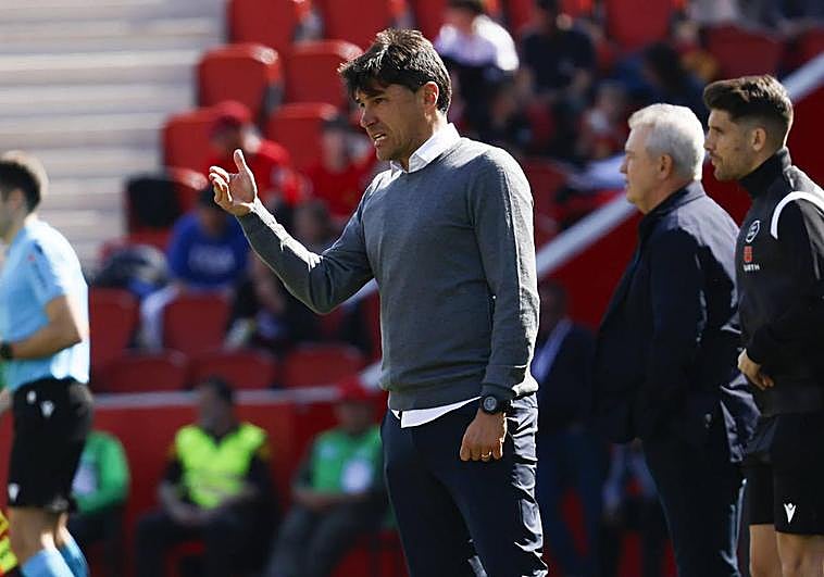 Alexander Medina hace un gesto durante el partido.