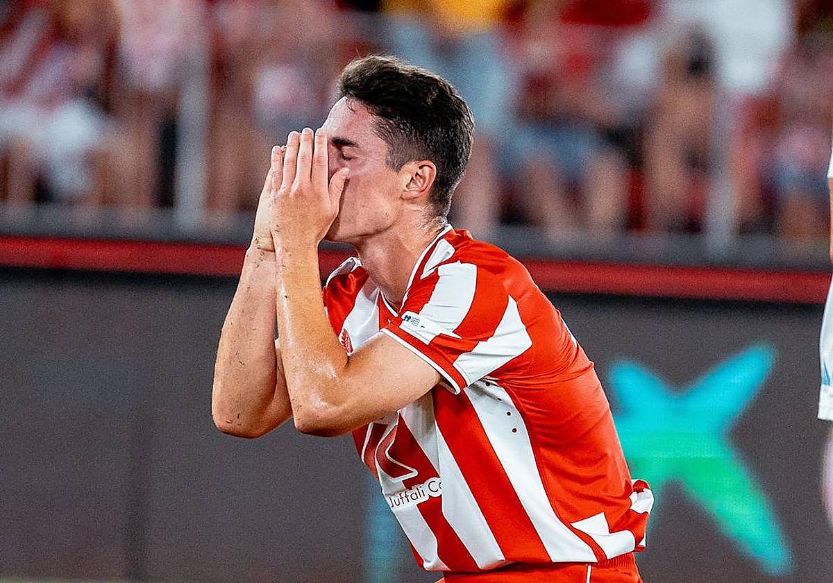 Sergio Arribas, que puede jugar de inicio, pide perdón. El Almería debe hacerlo.